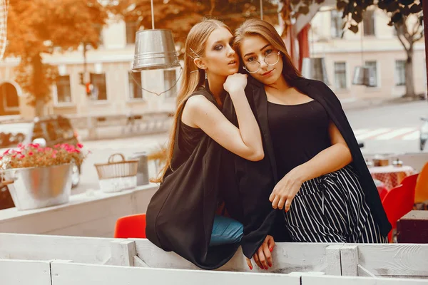 Ragazze di moda a piedi in una città estiva — Foto Stock