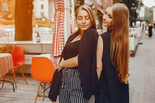 Filles de la mode marchant dans une ville d'été — Photo