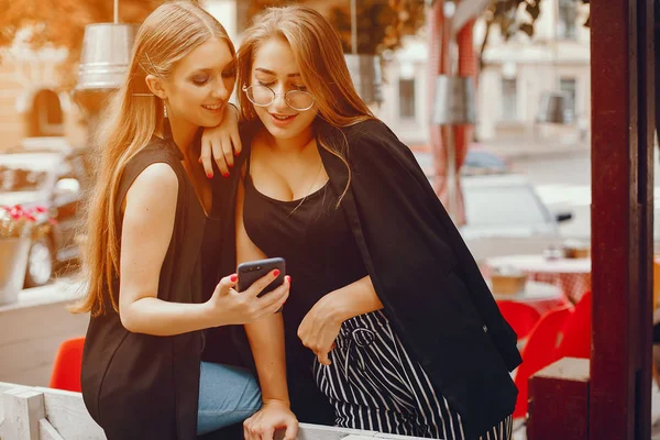 Mode meisjes wandelen in een zomerstad — Stockfoto