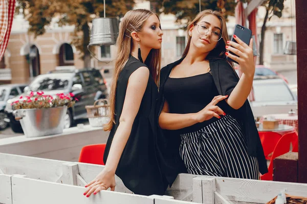 Fashion girls walking in a summer city — Stock Photo, Image