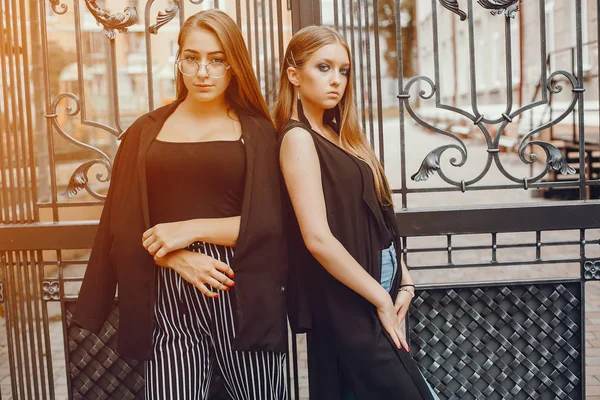 Ragazze di moda a piedi in una città estiva — Foto Stock