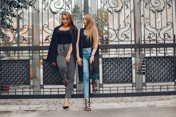 Дівчата моди ходять в літньому місті — стокове фото