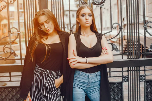 Meninas da moda andando em uma cidade de verão — Fotografia de Stock