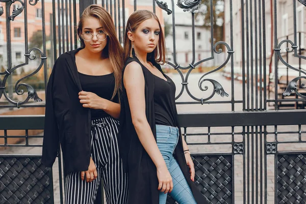 Bir yaz şehrinde yürüyen moda kızları — Stok fotoğraf