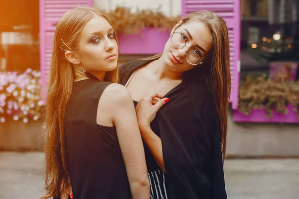 Meninas da moda andando em uma cidade de verão — Fotografia de Stock