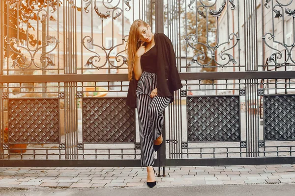 Fashion Girl Walking i en sommarstad — Stockfoto