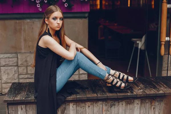 Chica de moda caminando en una ciudad de verano —  Fotos de Stock