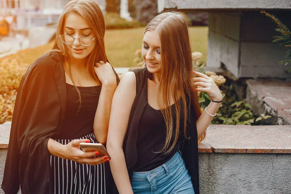 Filles de la mode marchant dans une ville d'été — Photo