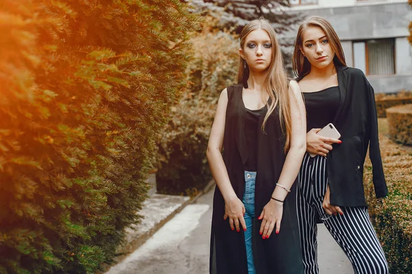 Модные девушки, гуляющие по летнему городу — стоковое фото