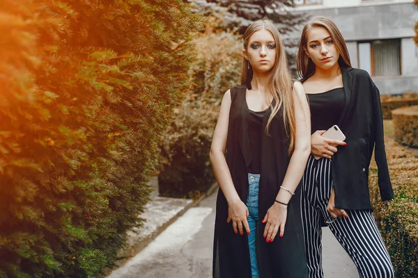 Ragazze di moda a piedi in una città estiva — Foto Stock