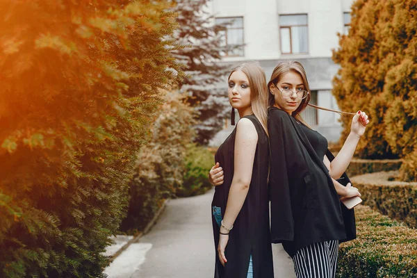 Mode Mädchen zu Fuß in einer Sommerstadt — Stockfoto