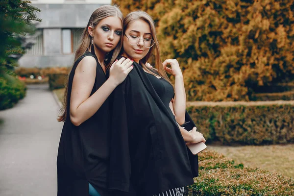 Mode meisjes wandelen in een zomerstad — Stockfoto