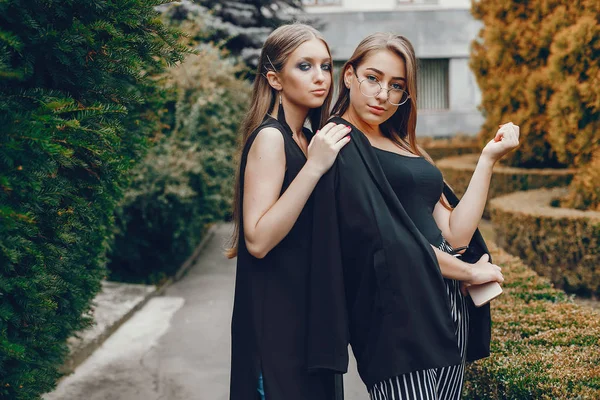 Meninas da moda andando em uma cidade de verão — Fotografia de Stock