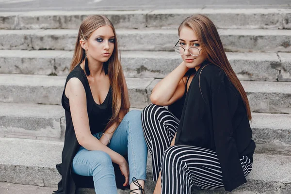 Κορίτσια της μόδας κάθονται σε μια καλοκαιρινή πόλη — Φωτογραφία Αρχείου