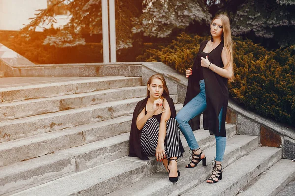 Moda meninas sentadas em uma cidade de verão — Fotografia de Stock