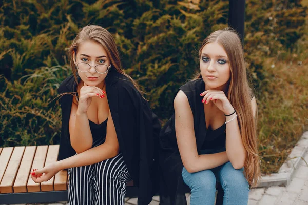 Ragazze di moda a piedi in una città estiva — Foto Stock