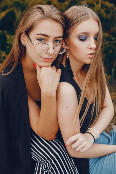 Chicas de moda caminando en una ciudad de verano —  Fotos de Stock