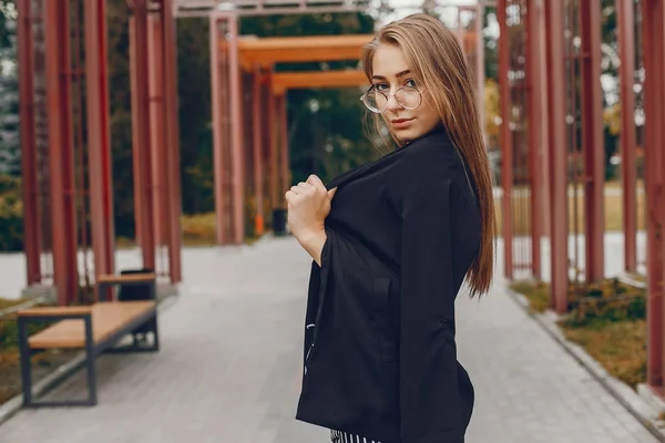Menina da moda andando em uma cidade de verão — Fotografia de Stock