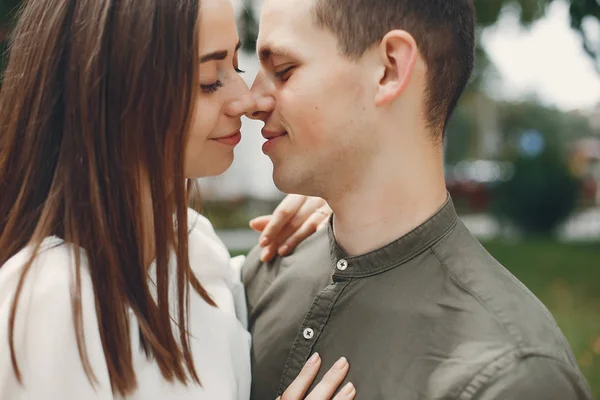 Beau couple passer du temps dans une ville d'été — Photo