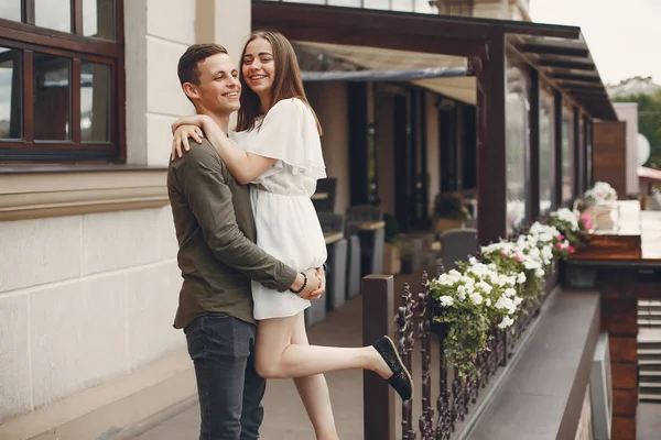 Hermosa pareja pasar tiempo en una ciudad de verano — Foto de Stock