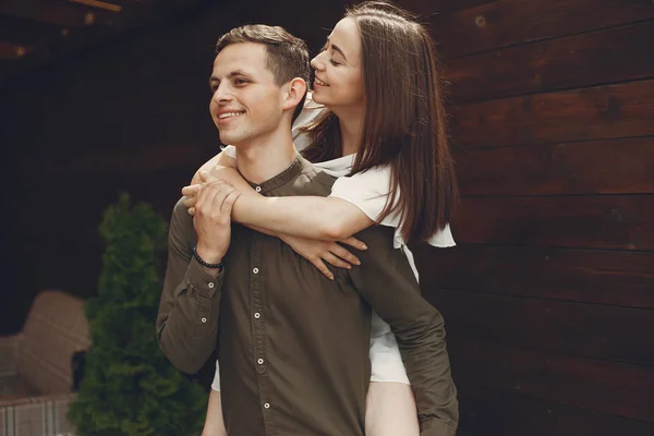 Hermosa pareja pasar tiempo en una ciudad de verano — Foto de Stock