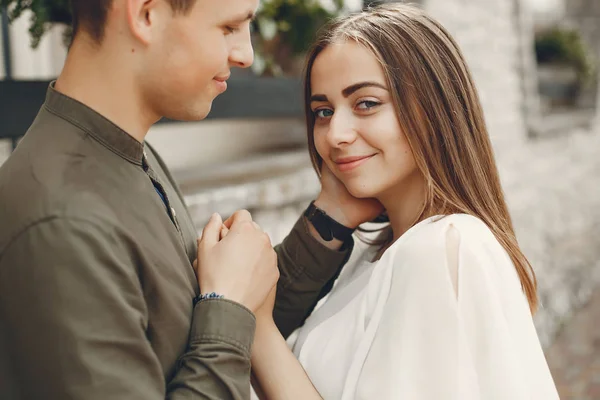 Hermosa pareja pasar tiempo en una ciudad de verano —  Fotos de Stock