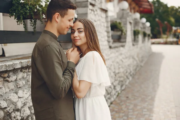 Hermosa pareja pasar tiempo en una ciudad de verano —  Fotos de Stock