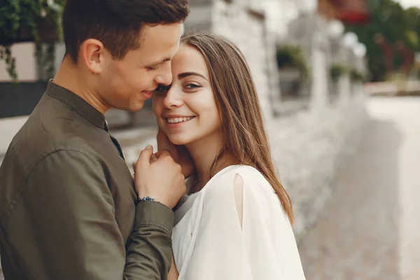 Hermosa pareja pasar tiempo en una ciudad de verano —  Fotos de Stock