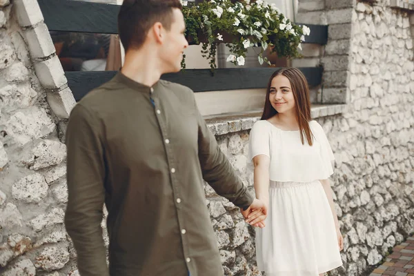 Hermosa pareja pasar tiempo en una ciudad de verano —  Fotos de Stock