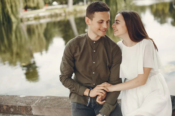 Beautiful couple spend time in a summer city — Stock Photo, Image