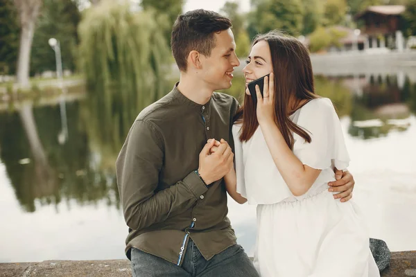 Beautiful couple spend time in a summer city — Stock Photo, Image