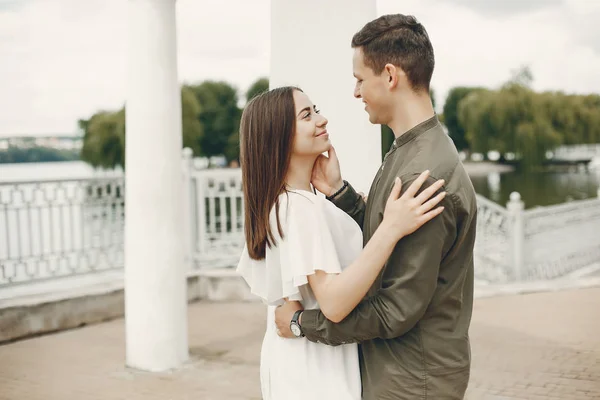 Hermosa pareja pasar tiempo en una ciudad de verano — Foto de Stock