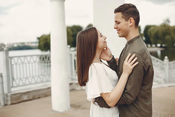 Hermosa pareja pasar tiempo en una ciudad de verano —  Fotos de Stock