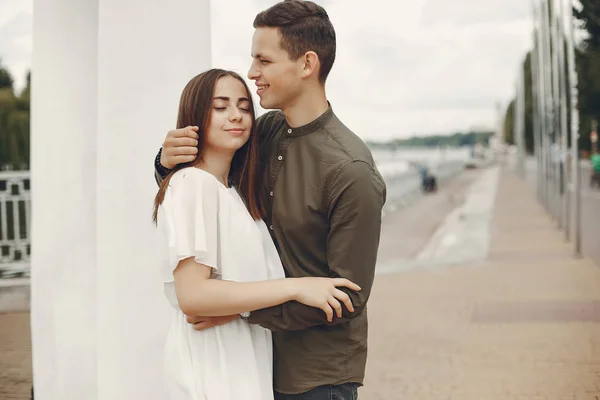 Hermosa pareja pasar tiempo en una ciudad de verano —  Fotos de Stock