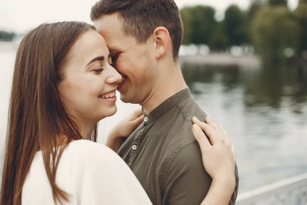 Beau couple passer du temps dans une ville d'été — Photo