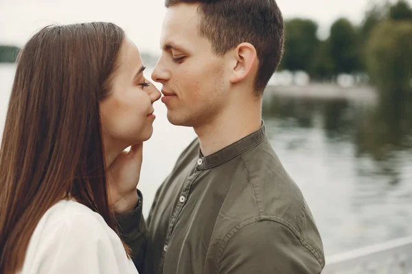 Hermosa pareja pasar tiempo en una ciudad de verano — Foto de Stock