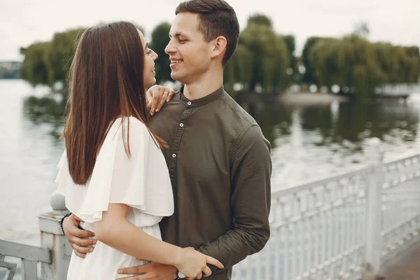 Beau couple passer du temps dans une ville d'été — Photo