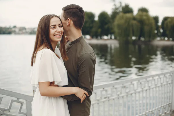 Krásný pár tráví čas v letním městě — Stock fotografie