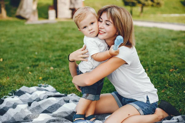 Mutter mit Sohn spielt im Sommerpark — Stockfoto