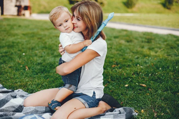 Matka z synem bawią się w letnim parku — Zdjęcie stockowe