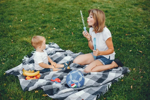 Moeder met zoon spelen in een zomerpark — Stockfoto