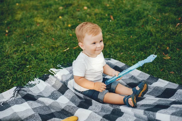 Parkta oynayan sevimli küçük çocuk. — Stok fotoğraf