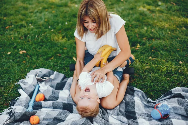 Madre con figlio che gioca in un parco estivo — Foto Stock