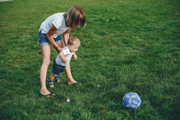 Mãe com filho brincando em um parque de verão — Fotografia de Stock