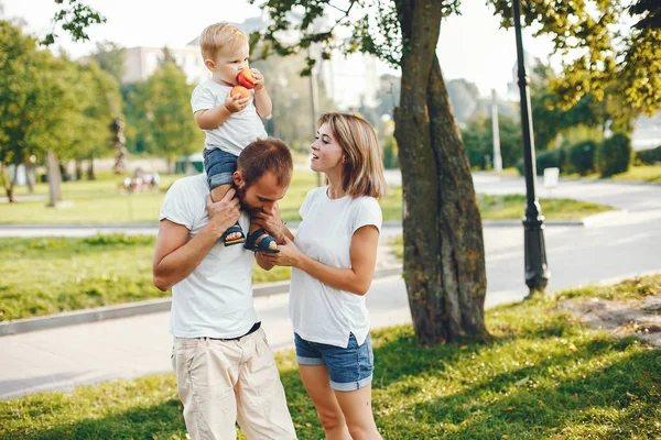 夏の公園で遊ぶ息子と家族 — ストック写真