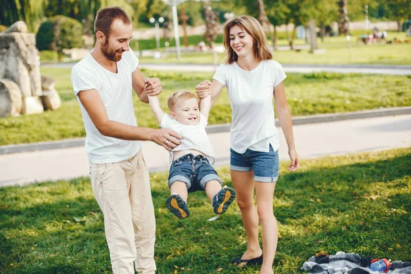 夏の公園で遊ぶ息子と家族 — ストック写真