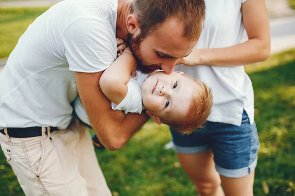 夏の公園で遊ぶ息子と家族 — ストック写真