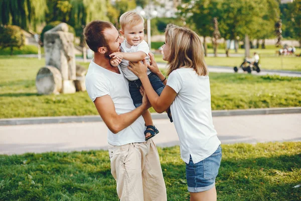 Familia con hijo jugando en un parque de verano — Foto de Stock