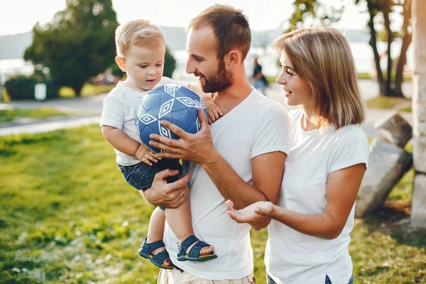 Familia con hijo jugando en un parque de verano — Foto de Stock