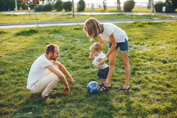 Familia con hijo jugando en un parque de verano — Foto de Stock